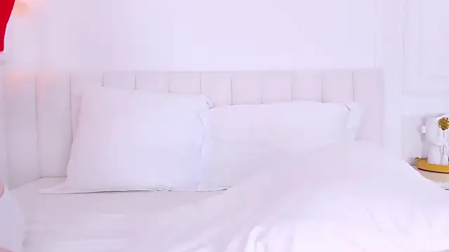 Snapshot of MoonAngelic chatting on December 30, 2:42 am MoonAngelic online show from December 30, 2:42 am