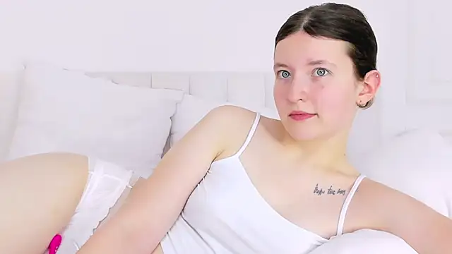 Snapshot of MoonAngelic chatting on January 11, 6:24 am MoonAngelic online show from January 11, 6:24 am