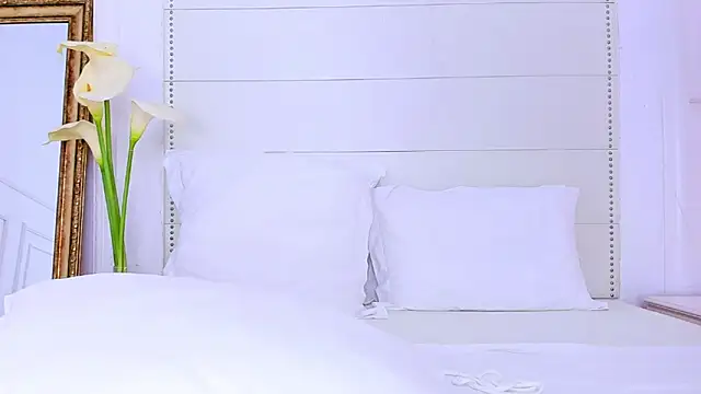 Snapshot of MoonAngelic chatting on March 6, 2:51 am MoonAngelic online show from March 6, 2:51 am