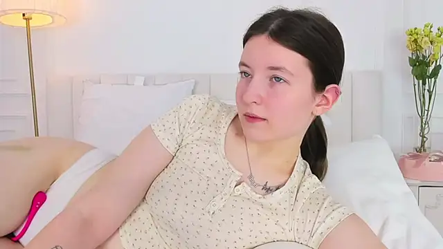 Snapshot of MoonAngelic chatting on March 8, 5:59 am MoonAngelic online show from March 8, 5:59 am