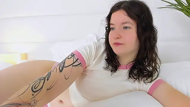 Snapshot of MoonAngelic chatting on October 29, 2:25 am MoonAngelic online show from October 29, 2:25 am