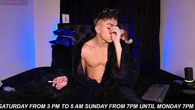 James1lee  online show from July 11, 7:55 am