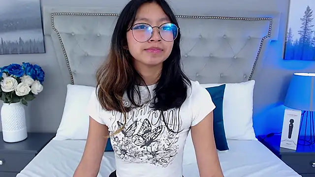 Snapshot of Yommi_Winx chatting on January 23, 12:57 am Yommi Winx online show from January 23, 12:57 am