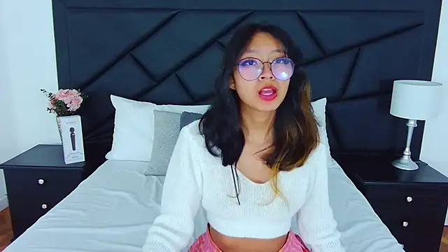 Snapshot of Yommi_Winx chatting on February 7, 3:45 am Yommi Winx online show from February 7, 3:45 am