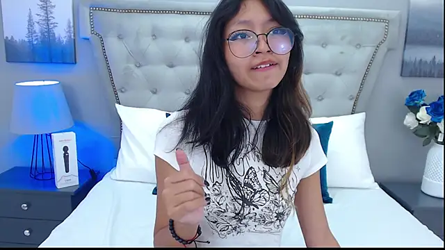 Snapshot of Yommi_Winx chatting on March 11, 1:59 am Yommi Winx online show from March 11, 1:59 am
