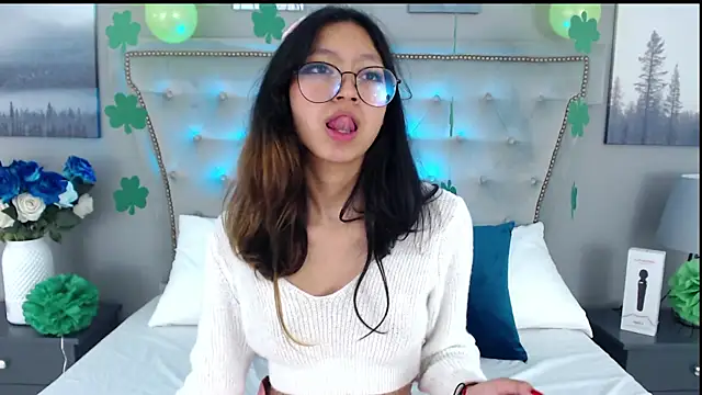 Snapshot of Yommi_Winx chatting on March 18, 3:53 am Yommi Winx online show from March 18, 3:53 am