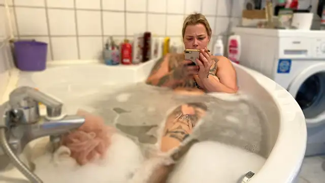 Snapshot of elina_may chatting on December 9, 11:26 am elina may online show from December 9, 11:26 am