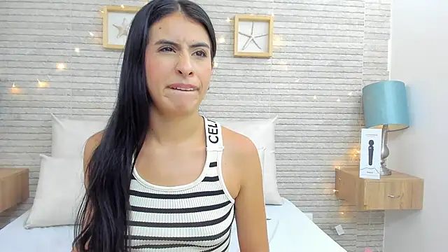 Snapshot of IssabellaLopez chatting on February 1, 2:26 am IssabellaLopez online show from February 1, 2:26 am