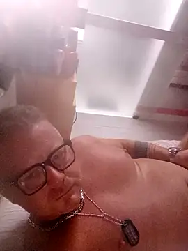 Snapshot of swingr chatting on December 4, 12:30 am swingr online show from December 4, 12:30 am