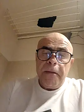 Snapshot of anakondix chatting on December 17, 1:18 am anakondix online show from December 17, 1:18 am
