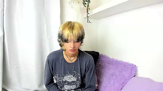 Snapshot of santy-kitty chatting on December 4, 6:44 am santy-kitty online show from December 4, 6:44 am