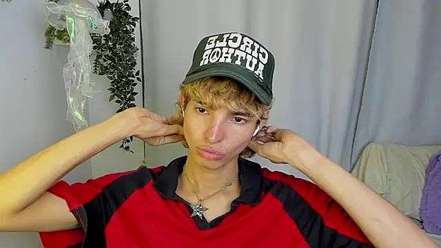 Snapshot of santy-kitty chatting on October 6, 2:53 am santy-kitty online show from October 6, 2:53 am