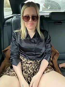 Snapshot of Sissy-Bee chatting on December 26, 2:27 pm Sissy-Bee online show from December 26, 2:27 pm