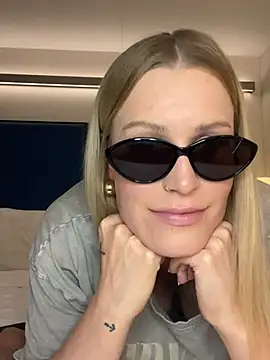 Snapshot of Sissy-Bee chatting on February 12, 5:26 pm Sissy-Bee online show from February 12, 5:26 pm