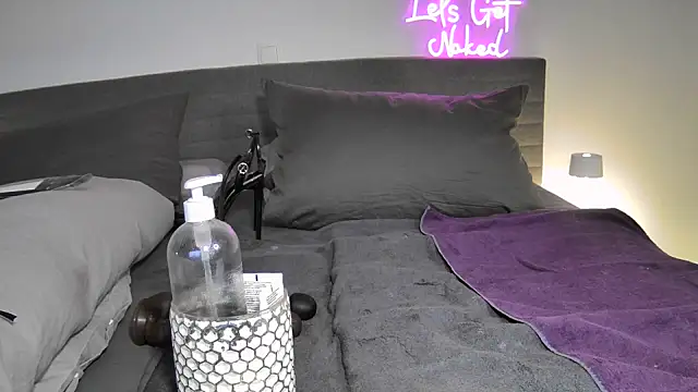 Snapshot of Sissy-Bee chatting on October 28, 7:05 pm Sissy-Bee online show from October 28, 7:05 pm