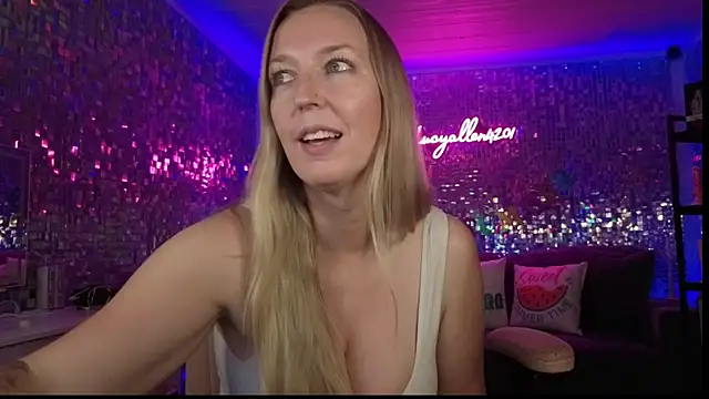 Snapshot of lucyallen4201 chatting on July 25, 12:31 am lucyallen4201 online show from July 25, 12:31 am