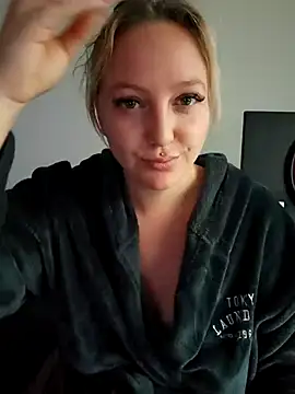 Snapshot of Milas_Dreams chatting on September 22, 6:37 am Milas Dreams online show from September 22, 6:37 am