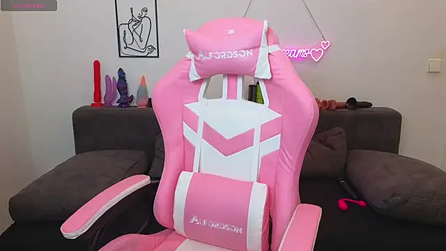 Snapshot of Milas_Dreams chatting on October 16, 7:37 pm Milas Dreams online show from October 16, 7:37 pm