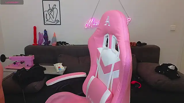 Snapshot of Milas_Dreams chatting on October 23, 6:45 am Milas Dreams online show from October 23, 6:45 am