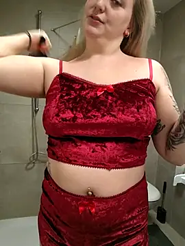 Snapshot of Milas_Dreams chatting on November 12, 9:47 pm Milas Dreams online show from November 12, 9:47 pm