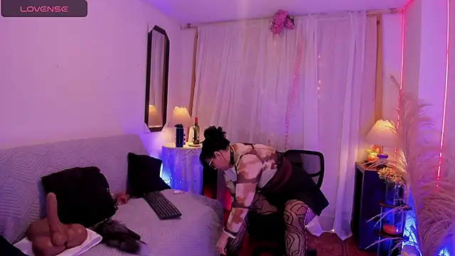 Venus R0se online show from March 31, 8:15 am