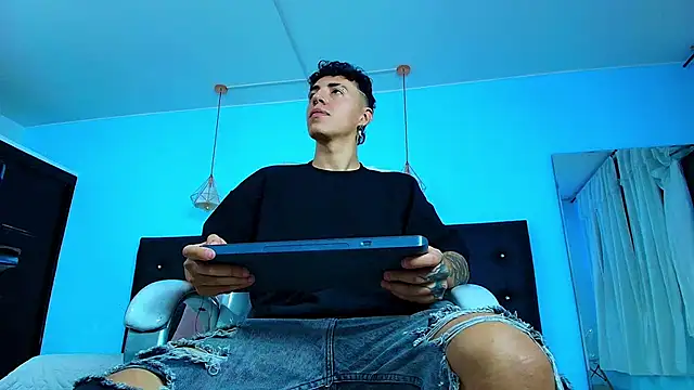 Lobo 17  online show from February 9, 4:25 am