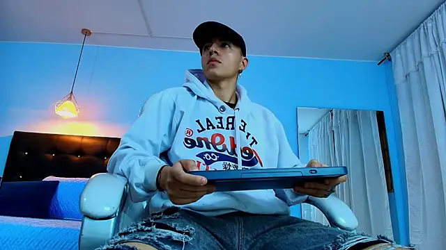 Lobo 17  online show from February 14, 11:53 am