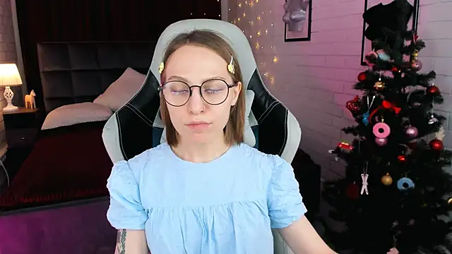 Snapshot of AphexQueen chatting on December 21, 1:10 pm AphexQueen online show from December 21, 1:10 pm