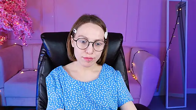 Snapshot of AphexQueen chatting on January 19, 4:25 pm AphexQueen online show from January 19, 4:25 pm