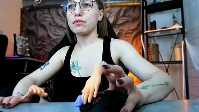 Snapshot of AphexQueen chatting on February 3, 4:10 pm AphexQueen online show from February 3, 4:10 pm