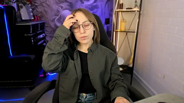 Snapshot of AphexQueen chatting on February 27, 9:11 am AphexQueen online show from February 27, 9:11 am