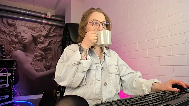 Snapshot of AphexQueen chatting on September 19, 9:22 am AphexQueen online show from September 19, 9:22 am