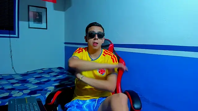 Snapshot of maxowens_oficial chatting on June 18, 8:03 am maxowens oficial online show from June 18, 8:03 am