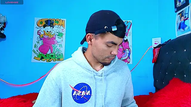 Snapshot of kalivan_voinesscu chatting on March 2, 7:10 am kalivan voinesscu online show from March 2, 7:10 am