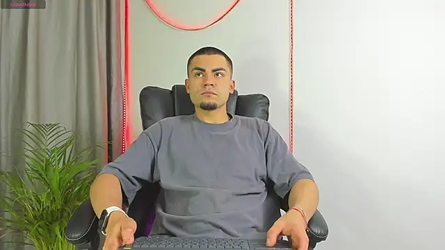 Snapshot of kalivan_voinesscu chatting on October 13, 7:52 am kalivan voinesscu online show from October 13, 7:52 am