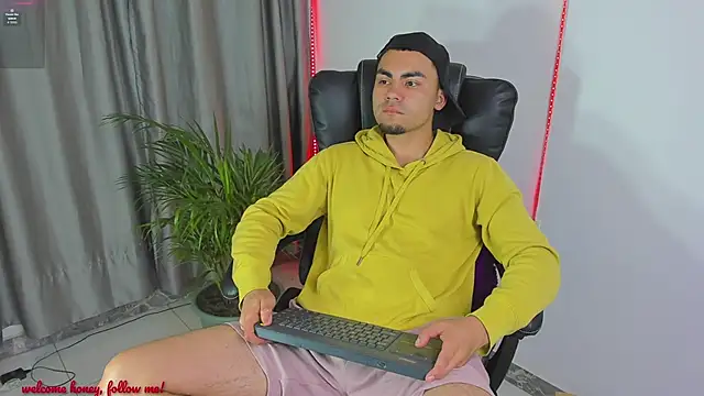 Snapshot of kalivan_voinesscu chatting on November 26, 8:37 am kalivan voinesscu online show from November 26, 8:37 am