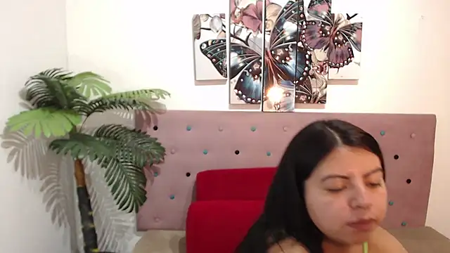 Snapshot of CarolineBrunx chatting on March 8, 5:07 am CarolineBrunx online show from March 8, 5:07 am
