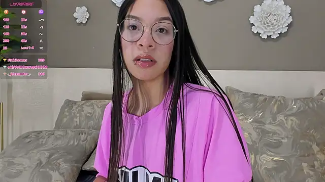 KimHiltton online show from February 12, 9:42 am