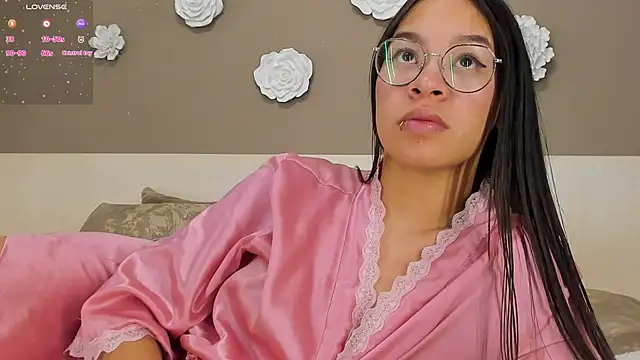 KimHiltton online show from March 16, 10:22 am