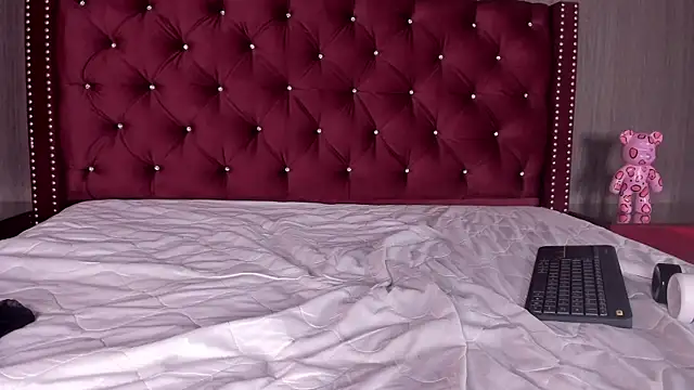 Snapshot of MilaHal_ chatting on December 23, 12:35 am MilaHal online show from December 23, 12:35 am