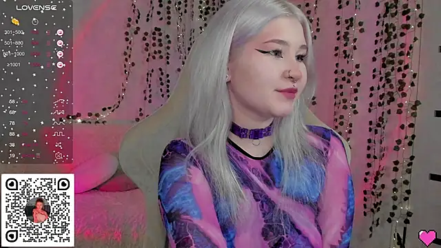 Snapshot of chillycharm chatting on December 30, 1:37 am chillycharm online show from December 30, 1:37 am