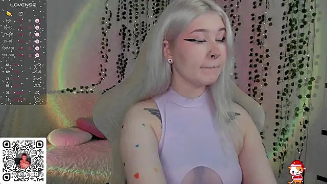 Snapshot of chillycharm chatting on January 3, 3:38 am chillycharm online show from January 3, 3:38 am