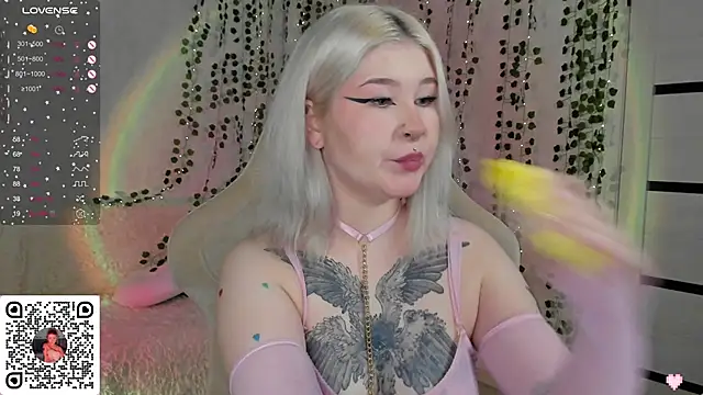 Snapshot of chillycharm chatting on January 13, 2:28 am chillycharm online show from January 13, 2:28 am