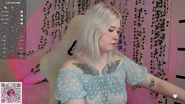 Snapshot of chillycharm chatting on January 14, 12:54 am chillycharm online show from January 14, 12:54 am