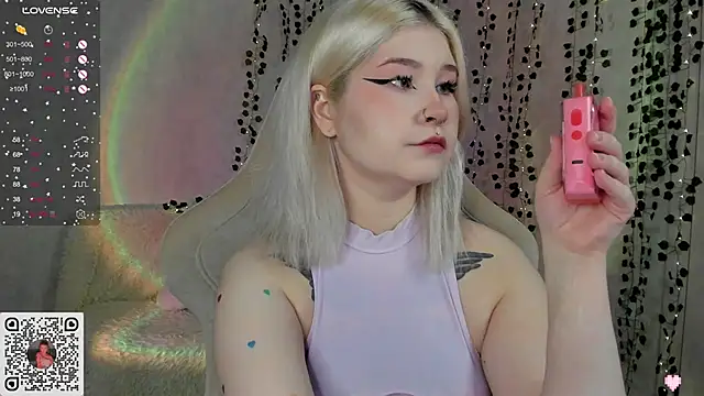 Snapshot of chillycharm chatting on January 20, 4:43 am chillycharm online show from January 20, 4:43 am