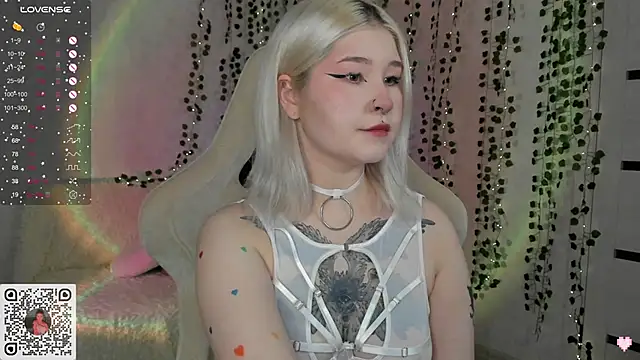 Snapshot of chillycharm chatting on January 23, 1:51 am chillycharm online show from January 23, 1:51 am