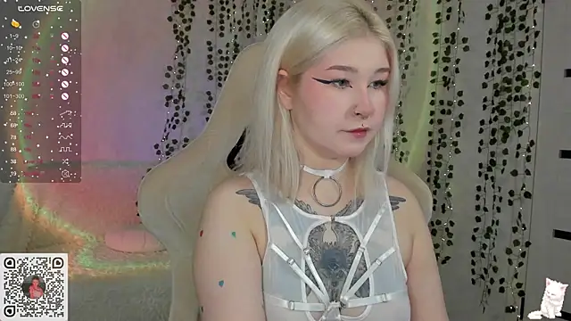 Snapshot of chillycharm chatting on February 7, 3:01 am chillycharm online show from February 7, 3:01 am