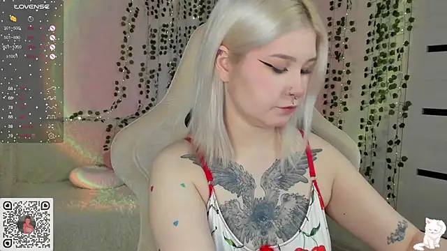 Snapshot of chillycharm chatting on February 10, 12:52 am chillycharm online show from February 10, 12:52 am