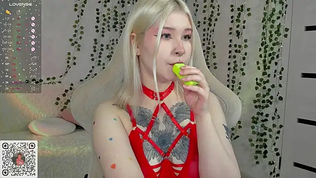 Snapshot of chillycharm chatting on March 1, 12:17 am chillycharm online show from March 1, 12:17 am