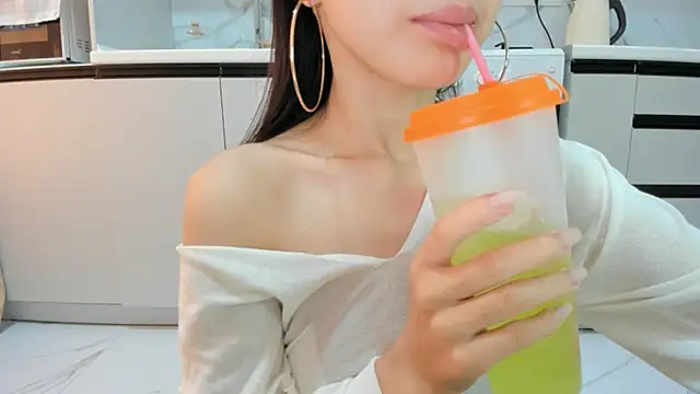 Snapshot of Mia_Meow_ chatting on July 29, 9:18 am Mia Meow online show from July 29, 9:18 am